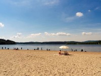 Vodní nádrž Lipno - pláž Horní Planá; https://www.lipno.cz/volny-cas/koupani-a-vodni-sporty/plaze
