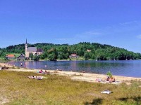 Vodní nádrž Lipno - pláž Přední Výtoň; https://www.lipno.cz/volny-cas/koupani-a-vodni-sporty/plaze