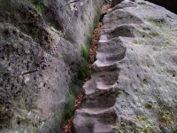 Tesané schody na stezce; Autor: ŠJů (cs:ŠJů) – Vlastní dílo, CC BY-SA 3.0, https://commons.wikimedia.org/w/index.php?curid=12078003