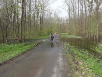 Cyklisté v zaplavené Kančí oboře