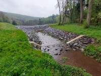 Stradonice – pohled na hráz; https://lesycr.cz/