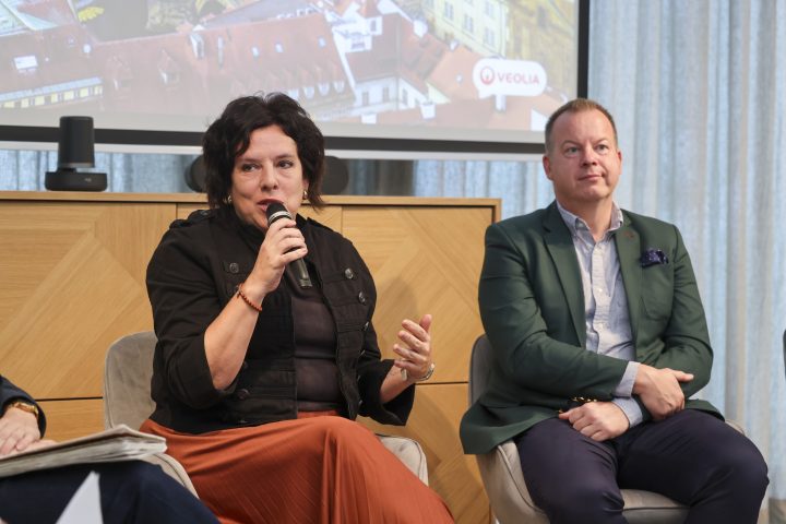 Kulaty-stul-Veolia-behem-Climate-Week-Prague_paneliste-T.-Libova-M.-Zak-720x480.jpg