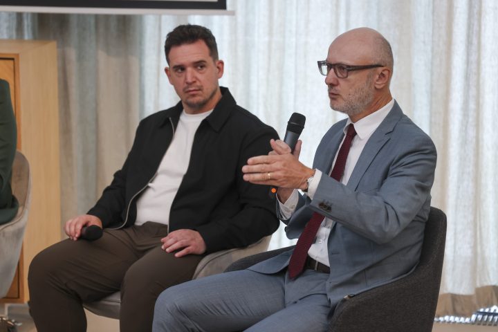 Kulaty-stul-Veolia-behem-Climate-Week-Prague_paneliste-zleva_B.-Soukup-L.-Benzl-720x480.jpg